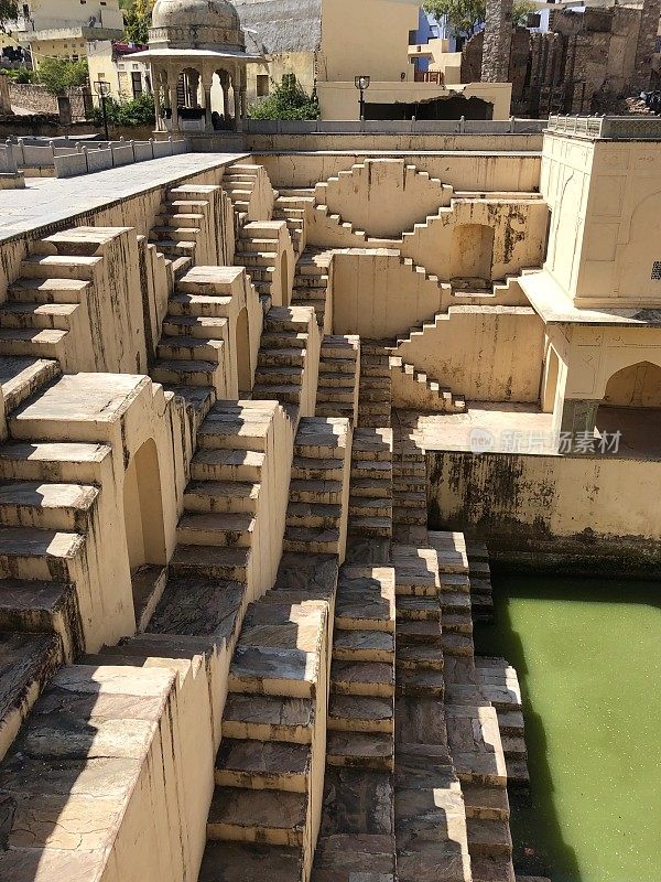 印度拉贾斯坦邦斋浦尔，阶梯井砂岩印度寺庙的台阶，楼梯/楼梯穿过通向水池的水池，像现代艺术钻石墙纸背景，印度拉贾斯坦邦